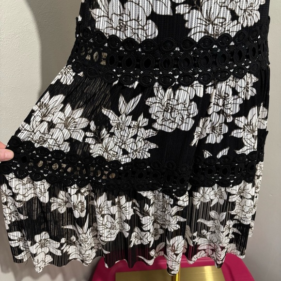 Moon River Drop Waist MIDI Dress Size XS Black NWT Floral Lace Sleeveless - Picture 7 of 10